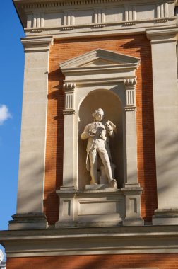 Toulouse, Fransa - 1 Şubat 2023 Quai des Savoirs (Bilim Fakültesi 'nin tarihi binası) ön cephesinde, 18. yüzyıldan kalma peruk, çorap ve kravat takan kimliği belirsiz bir adamın heykeli.) 