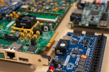 Toulouse, Fransa - 2 Temmuz 2023 - Güçlü bir FPGA geliştirme anakart olan Xilinx KC705 'in ayrıntıları: Elektronik bileşenler SD kart ve LCD ekran yuvaları, kapasitörler ve transistörler
