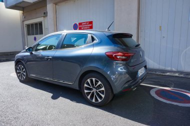Le Kremlin-Bictre, Fransa - 7 Eylül 2023 - Koyu mavi bir 2019 Clio V kiralık aracın dış tarafı; bu kompakt araba modeli Fransız otomotiv üreticisi Renault tarafından Türkiye 'de üretilmektedir.