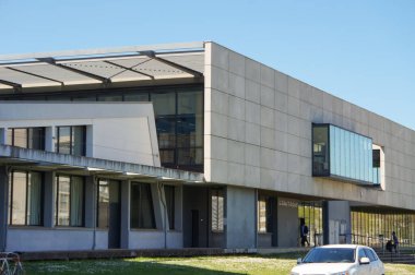 Toulouse, Fransa - 4 Haziran 2023 - Rangueil Bilimsel Kompleksi içinde yer alan Toulouse III - Paul Sabatier Üniversitesi 'ndeki Üniversite Kütüphanesi' nin (BU) modern binası 