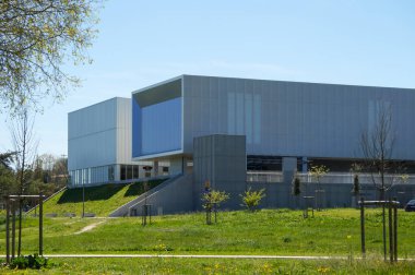 Toulouse, Fransa - 4 Haziran 2023 - Tlo Terminal İstasyonu ve bakım merkezi, Tisso 'nun şehir ağındaki teleferik hattı; altyapı Paul Sabatier Üniversitesi Kampüsü' nde yer almaktadır.  