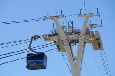 Toulouse, Fransa - 4 Haziran 2023 - Bir Tlo teleferiği destek kulesinin yanından geçer, Paul Sabatier Üniversitesi İstasyonuna ulaşır; Tisso tarafından işletilen bu halat Fransız üretici Poma tarafından tasarlanmıştır.