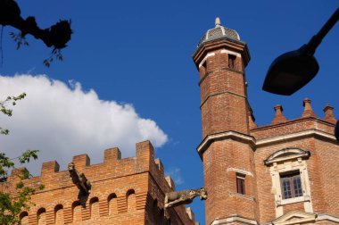 Toulouse, Fransa - 1 Şubat 2023 - Ozenne Caddesi ve Tournoer Kulesi 'ndeki 15. yüzyılın sonlarındaki Gotik-Rönesans Güney Fransız 