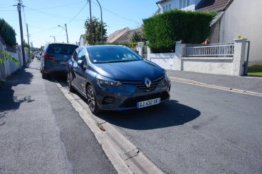 Gürültülü-le-Grand, Fransa - 7 Eylül 2023 - Koyu mavi 2019 Clio V kiralık bir arabanın dış ve ön tarafı; bu kompakt araba modeli Fransız otomotiv üreticisi Renault tarafından Türkiye 'de üretilmektedir. 
