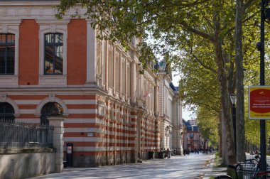 Toulouse, Fransa - 1 Mart 2023 - Toulouse Üniversitesi 'nin Jules Guesde Caddesi' ndeki Bilim Fakültesi 'nin tarihi binası. 