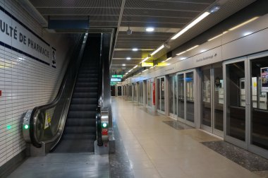 Toulouse, Fransa - 1 Şubat 2023 - Merdiven boşluğu, duvarında çağdaş süslemeler, Facult de Pharmacie İstasyonu 'nun içinde, Rangueil Bilimsel Kompleksi' nde, Tisso 'nun otomatik metro hattı B' de.