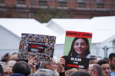 Toulouse, Fransa - 12 Kasım 2023 - Göstericiler tarafından gösterilen pankartlar, Capitole 'deki antisemitizme karşı düzenlenen mitingde Hamas teröristleri tarafından rehin alınan İsrailli sivillerin serbest bırakılmasını talep ediyor 