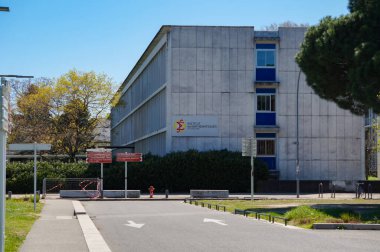 Toulouse, Fransa - 1 Mart 2023 - Toulouse Matematik Enstitüsü 'nün Paul Sabatier - Toulouse III Üniversitesi, Rangueil Bilimsel Kompleksi içindeki Beton Binası