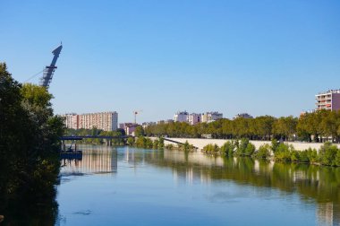 Toulouse, Fransa - 7 Ekim 2023 - Yoldan geçen Rapas 'ın inşaat alanı: Garonne Nehri' nin manzarası ve gelecekteki yaya köprüsü, Ramier Adası ve Left Bank ile bağlantılı olacak iki taraf