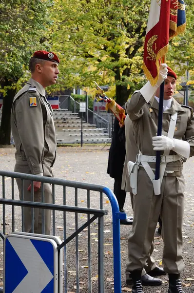 stock image Toulouse, France - Nov. 11, 2023 - Colonel Guillaume Katona, head of corps of the 14th RILSP (Airborne Logistics and Support Regiment), with a flag-bearer at the commemoration of the 1918 Armistice 