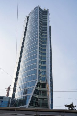 Lyon, Fransa - 21 Kasım 2022 - Fransız emlak şirketi Unibail-Rodamco 'ya ait, modern Part-Dieu Merkezi İş Bölgesi' nde bir fütürist cam gökdelen olan Tour Oxygne 'nin alçak açılı görüntüsü