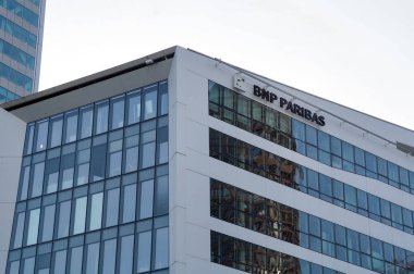 Lyon, Fransa - 21 Kasım 2022 - BNP Paribas 'ın modern cam ofis binası, bir Fransız bankası ve dünyanın en büyük finans hizmet gruplarından biri, La Part-Dieu Merkezi İş Bölgesi