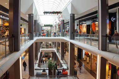 Lyon, Fransa - 24 Kasım 2023 - La Part-Dieu Business District 'teki Westfield Alışveriş Merkezi' nin içinde kemerli bir kubbesi olan modern atrium, Fransa 'nın en büyük ticari merkezidir.
