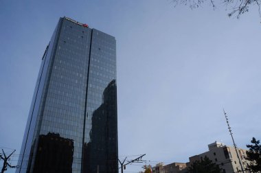 Lyon, Fransa - 24 Kasım 2022 - İsviçre Yaşam Kulesi 'nin alçak açılı görüntüsü, La Part-Dieu Finans Bölgesi' nde bir cam ofis kulesi; İsviçre merkezli bir Zrich tabanlı sigorta şirketidir.
