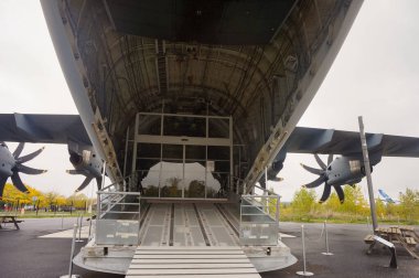 Toulouse, Fransa - 21 Kasım 2023 - Airbus A400M turboprop hava aracının arkasına rampa yükleme işlemi; bu prototip Blagnac Havaalanı 'nın yanındaki bir pistte sergi parçası haline getirildi.