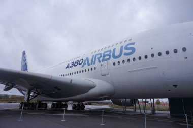 Toulouse, Fransa - 21 Kasım 2023 - Blagnac 'taki montaj tesisinin yanındaki pistte park etmiş bir Airbus A380' in yan görüntüsü.