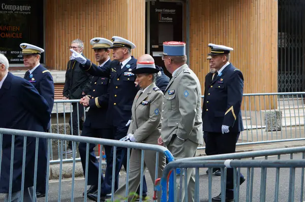 stock image Toulouse, France - Nov. 11, 2023 - Group of military officers with the French Air and Space Force and French Army, including a lieutenant-colonel, after the commemoration of the 1918 Armistice