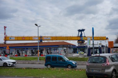 Labge, Fransa - 2 Aralık 2023 Toulouse metrosunun B hattının genişletilmesi için Işın fırlatıcısı, Labge 2 Carrefour Ticaret Merkezi 'nin otoparkında.