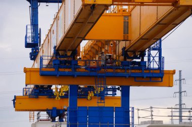 Labge, Fransa - 2 Aralık 2023 - Labge 2 Ticaret Merkezi 'ndeki Toulouse metrosunun B hattının genişletilmesi için tasarlanan viyadük inşaatında kullanılan kalkış hattının alt görünümü