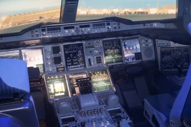 Toulouse, Fransa - 21 Kasım 2023 - Airbus A380 içinde uçuş kontrol sistemleri olan kokpit; bu jumbo jet, dünya çapında en büyük jet, Fransız-Avrupalı uçak üreticisi Airbus tarafından üretildi.