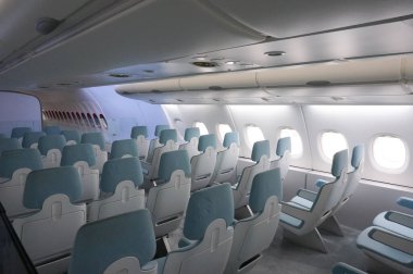 Toulouse, Fransa - 21 Kasım 2023 - Airbus A380 'in kabinindeki yolcu koltuğu, Aeroscopia Müzesi' nde tutuldu; A380 dünya çapındaki en büyük uçaktı ve geniş gövdeli, çift katlı bir iskeleti vardı.