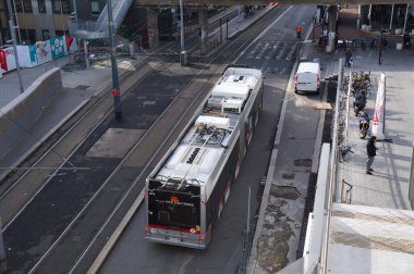 Lyon, Fransa - 24 Kasım 2022 - TCL ağındaki Iveco eklemli şehir otobüsünün üst görüntüsü, La Part-Dieu İş Bölgesi 'nden geçen bir cadde olan Rue Servient' te sürüyor.