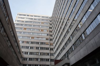 Lyon, Fransa - 24 Kasım 2023 - Britanya 'ya düşük açılı bakış açısı, 1974 yılında Modern Hareket tarzında tamamlanan büyük bir ofis binaları kompleksi, La Part-Dieu Merkezi İş Bölgesi