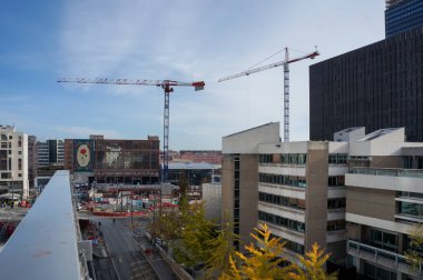 Lyon, Fransa - 21 Kasım 2022 - Lyon Part-Dieu Demiryolu İstasyonu 'nun tamamında, Merkez İş Bölgesi' nde, sağda, Lyon Şehir Kütüphanesi (BML) ve gelecekteki To-Lyon Kulesi 'nde inşaat çalışmaları