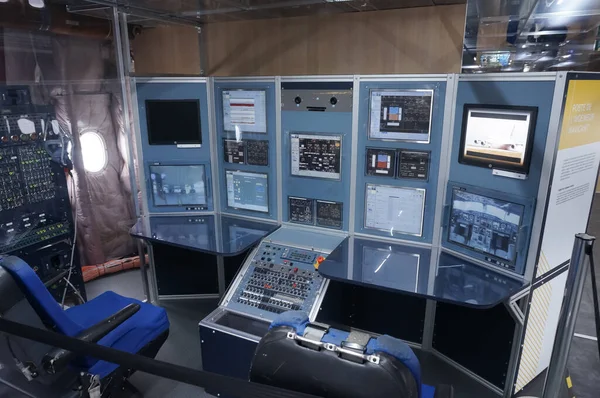 图卢兹 法国图卢兹 2023年11月21日 安装在空中客车A300B上的机载计算机 在20世纪70年代作为测试飞机 该原型在气溶胶科皮亚博物馆展出 图库图片