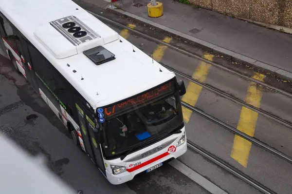 Lyon Francja Listopada 2022 Widok Góry Autobusu Miejskiego Iveco Jadącego Obrazy Stockowe bez tantiem