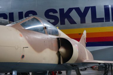 Toulouse, Fransa - 21 Kasım 2023 - Fransız Hava Kuvvetleri 'nde hizmet veren eski bir savaş uçağı olan Dassault Mirage F1' in kokpit ve sol motor hava girişi Aeroscopia Müzesi 'nde sergilendi.