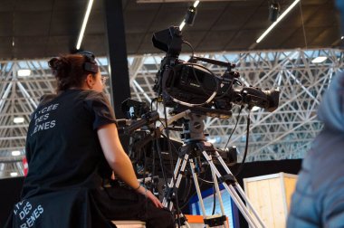 Aussonne, Fransa - 14 Aralık 2023 - MEETT fuar alanında düzenlenen Bölgesel Tarım Fuarı 'nda, Lyce des Arnes' den profesyonel Sony kamera kullanan bir kadın operatör