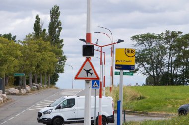 Toulouse, Fransa - 21 Temmuz 2023 - Pech-David Hill 'de yol kesişmesi, havaalanı sinyali ile: Toulouse-Blagnac Havaalanı ya da Airbus alanı üzerinde uçan hava araçları