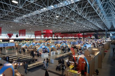 Aussonne, Fransa - 14 Aralık 2023 - Bölgesel Tarım Fuarı sırasında Toulouse Mtropole 'un METT Kongre Merkezi' nin ana sergi salonunu kapsayan çatıyı destekleyen Çelik çerçeve