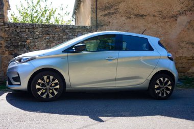 Aveyron, Fransa - 14 Ağustos 2023 - Fransız üreticisi Renault tarafından üretilen açık gri Zo kompakt şehir otomobili, kaldırım kenarına park edilmiş, Avrupa 'da en çok satan elektrikli arabalardan biridir. 