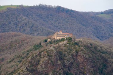 Ambialet, Fransa - 28 Ocak 2024 - Ortaçağ Benedikt Manastırı üzerindeki havadan bakış Notre-Dame de l 'Oder, 11. yüzyılda kayalık bir çıkıntının üzerine inşa edilmiştir.
