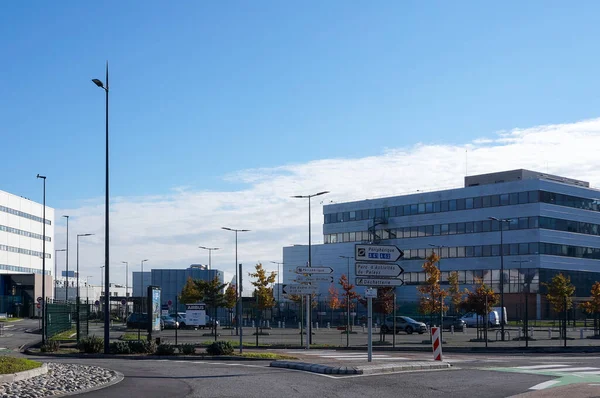 Toulouse, Fransa - 16 Ocak 2024 - Labge yakınlarındaki Kozmonotes Caddesi 'ndeki Le Palays Fabrikası' ndaki Airbus Savunma ve Uzay Endüstriyel tesisleri