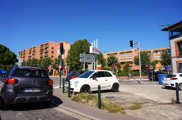 Toulouse, Fransa - 21 Aralık 2023 - Pont des Demoiselles yakınlarındaki Mditerrane Bulvarı ve Trois Bulvarı 'nın köşesi.