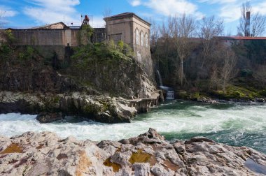 Saint-Jury, Fransa - 28 Ocak 2024 - Suların hızlı oluştuğu doğal bir katarakt olan Saut du Sabo 'daki Tarn Nehri; bu kayalık, dar boğaza eski bir çelik fabrikasının tesisleri hakim.