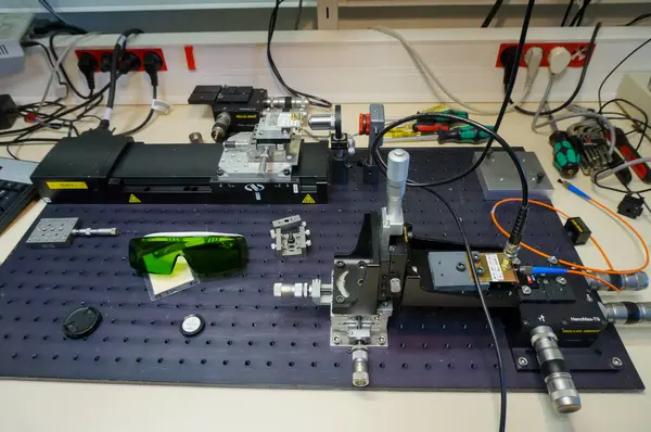 Toulouse, Fransa - 7 Mart 2024 - Fransız mühendisler ve araştırma enstitüsü ISAE-SUPAERO 'daki bir laboratuvarda VCSEL lazer diyodlarının incelenmesi için optik bir bankta deneysel kurulum