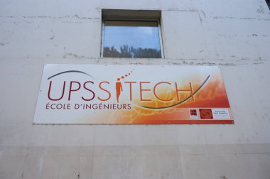 Toulouse, Fransa - 15 Mart 2024 - Rangueil Bilimsel Kompleksi 'ndeki Toulouse III-Paul Sabatier Üniversitesi Bilim ve Mühendislik Fakültesi bünyesinde bir mühendislik okulu olan UPSSITECH logosu