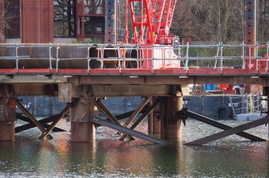 Labge, Fransa - 18 Şubat 2024 - Toulouse Metro Hattı B 'nin genişletildiği inşaat sahasındaki geçici kıyı yapıları: Suda, INPT-ENSIACET Gölü' nde çelik bir köprü inşa edildi 