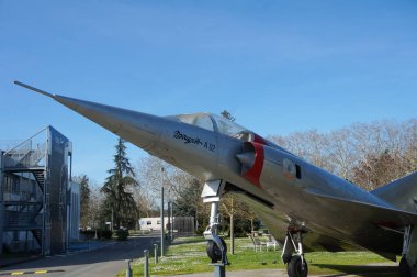 Toulouse, Fransa - 10 Mart 2024 - Dassault Mirage III, eskiden Fransız Hava Kuvvetleri tarafından kullanılan bir savaş uçağı, ISAE kampüsünde tutuluyordu (Yüksek Havacılık ve Uzay Enstitüsü)