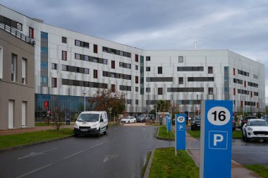 Quint-Fonsegrives, Fransa - 18 Mart 2024 - Toulouse kentsel alanının doğu banliyölerinde yer alan Ramsay sağlık grubu tarafından işletilen Croix du Sud Kliniği 'nde acil servis