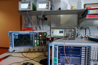 Toulouse, Fransa - 5 Ocak 2024 - ISAE-SUPAERO 'daki RF laboratuvarı: QPSK modülasyonu için deneysel kurulum, 2 osiloskop, bir spektrum analizörü, bir dalga formu jeneratörü, frekans sentezleyicisi