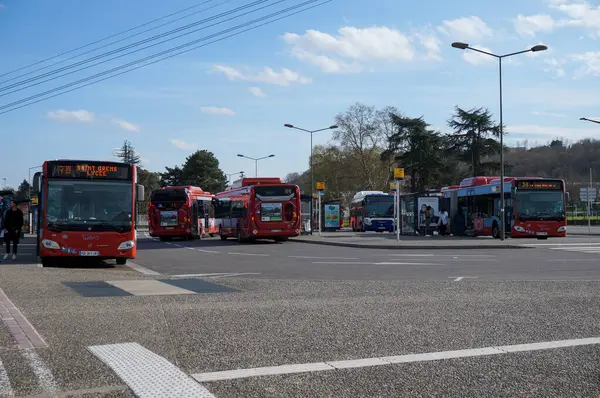 Toulouse, Fransa - 15 Mart 2024 - Tisso 'nun Paul Sabatier Üniversitesi terminalindeki şehir otobüsleri; çoklu modal merkezi ayrıca bisiklet ve araba parklarına, metro ve gondol asansörlerine de erişim sağlar.