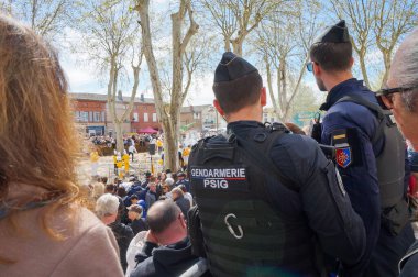 Bessieres, Fransa - 1 Nisan 2024 - Devasa Omlet 'te jandarma PSIG (Fransız askeri polis özel birliği) devriye memurları, siyasi lider Eric Zemmour kalabalığın arasında dolaşırken,