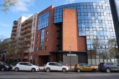 Toulouse, Fransa - 30 Mart 2024 - Le Ritay, 1980 'lerden itibaren Compans-Caffarelli İş Bölgesi yakınlarındaki Marquette Bulvarı' nda bulunan bir ofis binası.