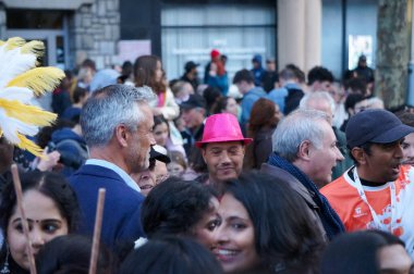 Toulouse, Fransa - 30 Mart 2024 - Toulouse Belediye Başkanı Jean-Luc Moudenc ve bölge belediye başkanı Jonnhy Dunal, Arnaud Bernard 'da düzenlenen 2024 Karnavalı' nın açılışında kalabalığın arasında dolaşıyorlar.