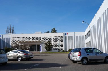 Toulouse, Fransa - 10 Mart 2024 - Fransız bayrağı dalgalandıran tarihi yönetim binası, ISAE (Yüksek Havacılık ve Uzay Enstitüsü), Savunma Bakanlığı altında bir mühendislik okulu